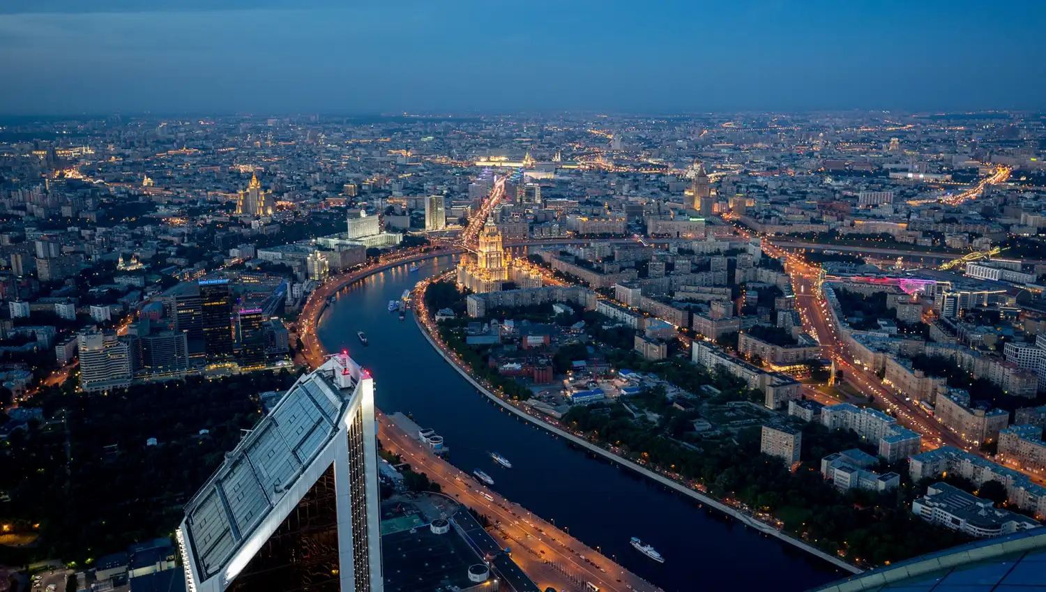 Гостиная с панорамой, интерьер верхнего этажа и вид на излучину Москвы-реки
