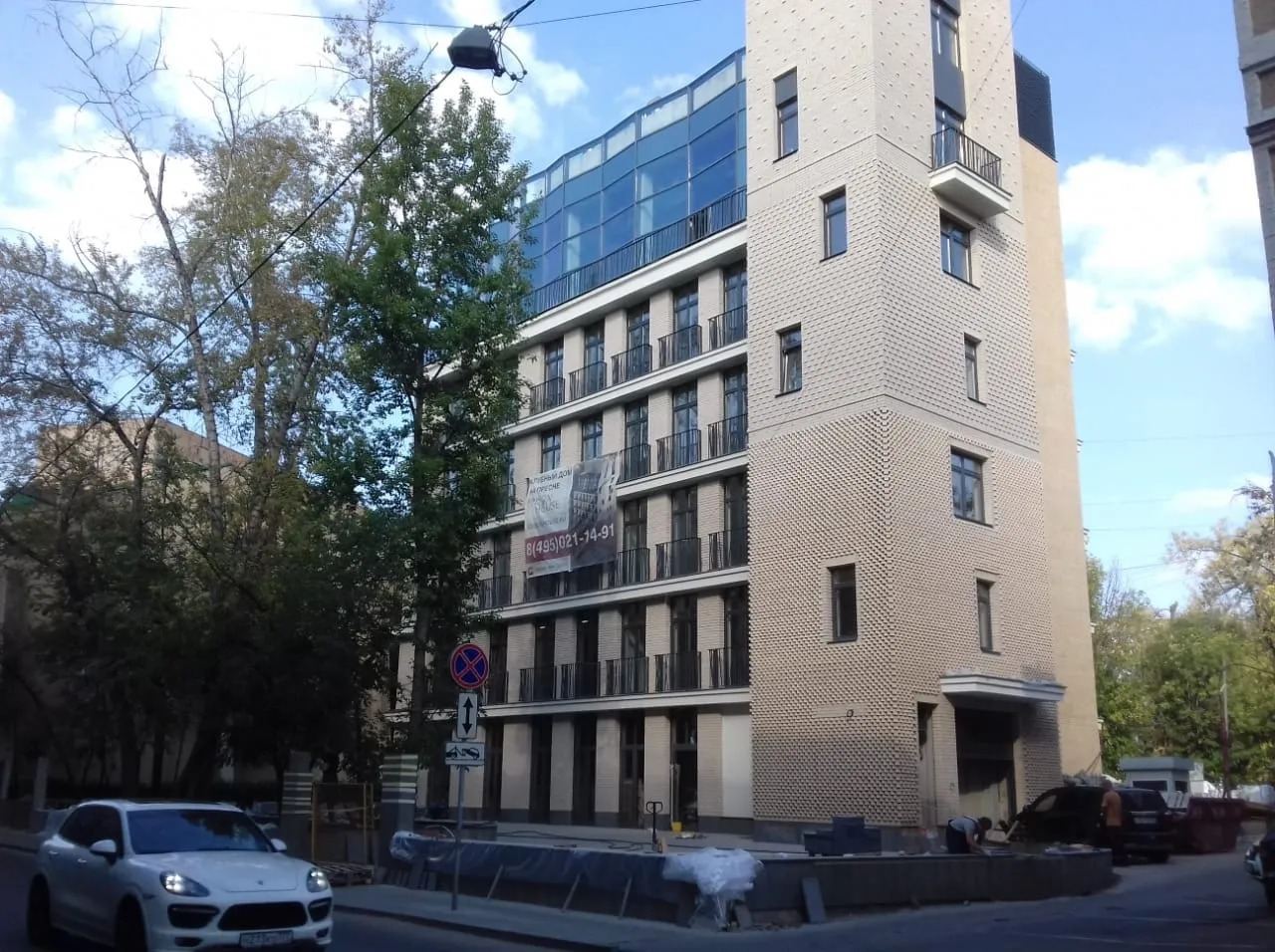 Дом с улицы, с угла переулка и фасад вблизи