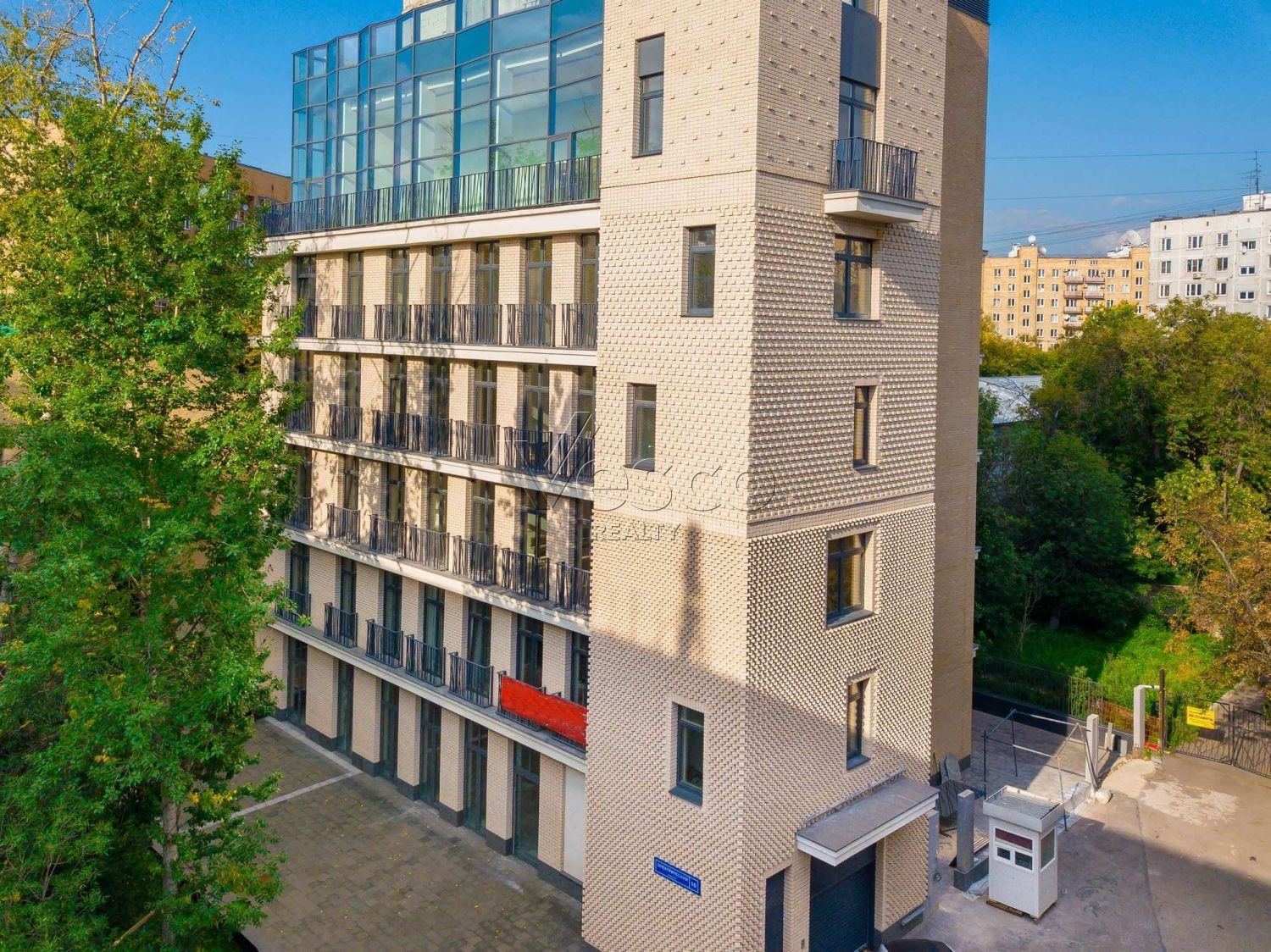 Дом с улицы, с угла переулка и фасад вблизи